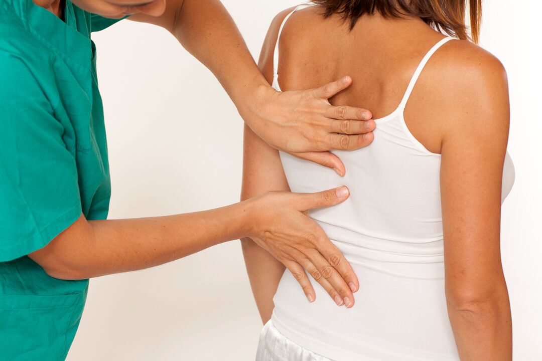 Der Arzt untersucht den Rücken mit thorakaler Osteochondrose