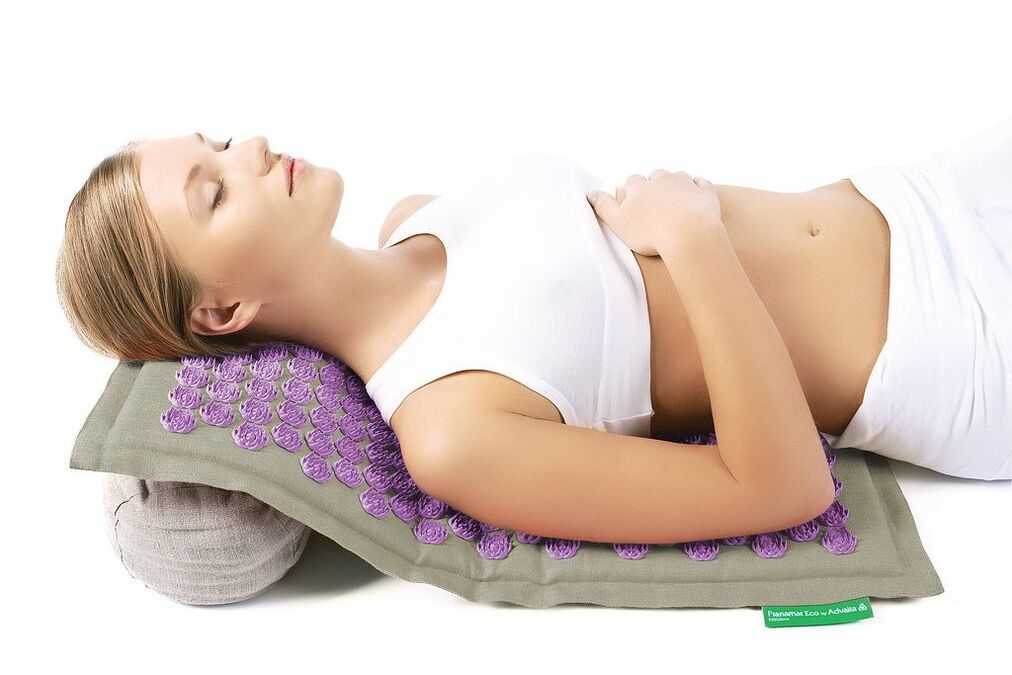 Der Nadelapplikator hilft bei der Bekämpfung der Osteochondrose der Halswirbelsäule